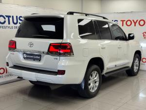 Toyota Land Cruiser 200 4.5D-4D V8 VX-R - Image 2