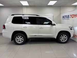 Toyota Land Cruiser 200 4.5D-4D V8 VX-R - Image 3