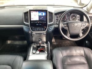 Toyota Land Cruiser 200 4.5D-4D V8 VX-R - Image 6