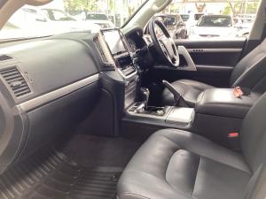 Toyota Land Cruiser 200 4.5D-4D V8 VX-R - Image 7