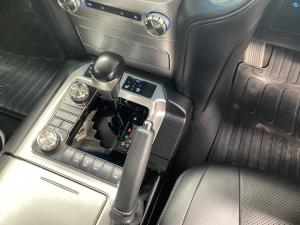 Toyota Land Cruiser 200 4.5D-4D V8 VX-R - Image 12
