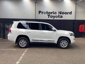 Toyota Land Cruiser 200 4.5D-4D V8 VX-R - Image 3
