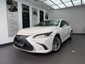 Lexus ES 300h SE - Image 1