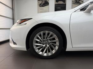 Lexus ES 300h SE - Image 3