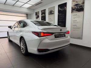 Lexus ES 300h SE - Image 5