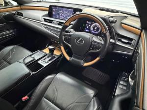 Lexus ES 300h SE - Image 7