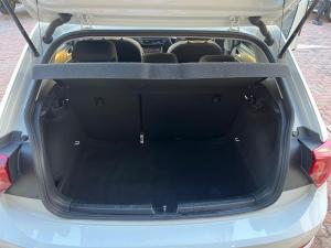 Volkswagen Polo hatch 1.0TSI Life auto - Image 10