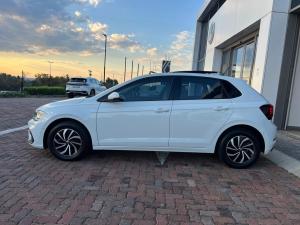 Volkswagen Polo hatch 1.0TSI Life auto - Image 4