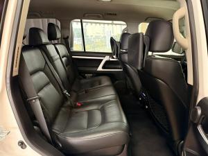 Toyota Land Cruiser 200 4.5D-4D V8 VX-R - Image 15