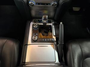 Toyota Land Cruiser 200 4.5D-4D V8 VX-R - Image 22