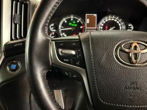 Toyota Land Cruiser 200 4.5D-4D V8 VX-R - Image 25