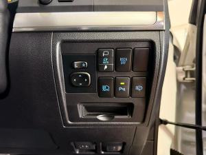 Toyota Land Cruiser 200 4.5D-4D V8 VX-R - Image 29