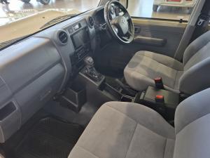 Toyota Land Cruiser 79 2.8 GD-6D/C automatic - Image 7