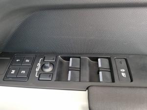 Land Rover Defender 110 D250 SE - Image 11