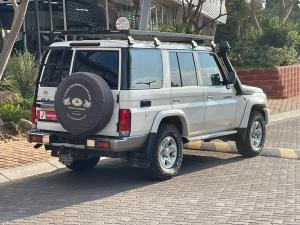 Toyota Land Cruiser 76 4.5D-4D V8 station wagon LX - Image 2