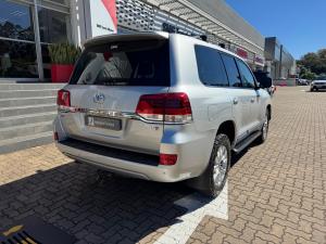 Toyota Land Cruiser 200 4.5D-4D V8 VX - Image 2