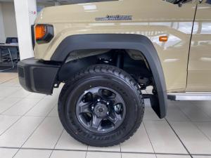 Toyota Land Cruiser 76 2.8GD-6 station wagon LX manual - Image 6