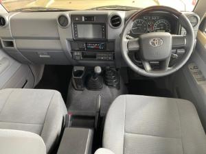 Toyota Land Cruiser 76 2.8GD-6 station wagon LX manual - Image 7