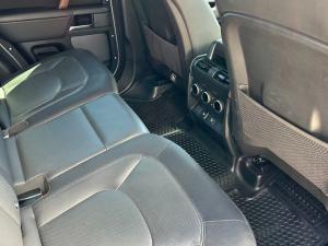 Land Rover Defender 110 D300 X-Dynamic HSE - Image 8