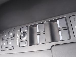 Land Rover Defender 110 D250 X-Dynamic SE - Image 15
