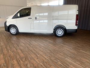 Toyota Quantum 2.8 LWB panel van manual - Image 9