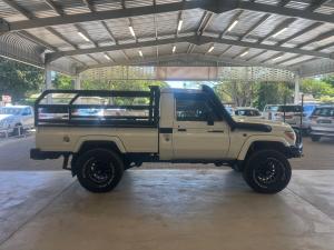 Toyota Land Cruiser 79 4.5D-4D LX V8 single cab - Image 3