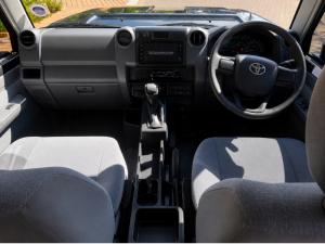 Toyota Land Cruiser 79 2.8GD-6 double cab auto - Image 6