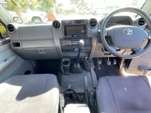 Toyota Land Cruiser 76 4.5D-4D V8 station wagon LX - Image 6
