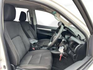 Toyota Hilux 2.4GD-6 double cab Raider manual - Image 13