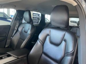Volvo XC60 B5 AWD Essential - Image 13