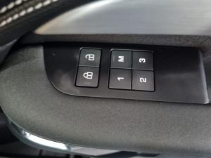 Land Rover Discovery D300 R-Dynamic SE - Image 25