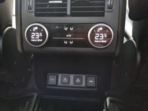 Land Rover Discovery D300 R-Dynamic SE - Image 8