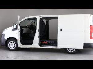Toyota Quantum 2.8 LWB panel van - Image 26