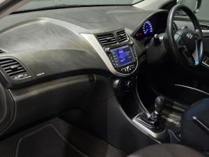 Hyundai Accent sedan 1.6 Fluid - Image 10