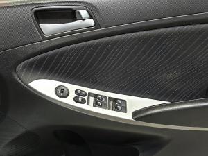 Hyundai Accent sedan 1.6 Fluid - Image 9