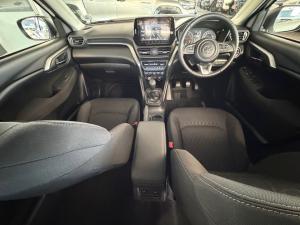 Toyota Urban Cruiser 1.5 XR manual - Image 6