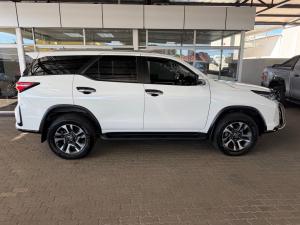 Toyota Fortuner 2.4GD-6 manual - Image 3
