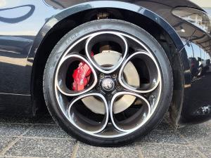 Alfa Romeo Giulia 2.0T Veloce - Image 11