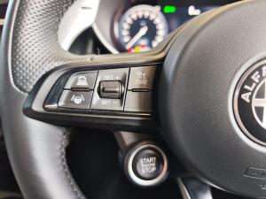 Alfa Romeo Giulia 2.0T Veloce - Image 25