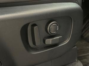 Land Rover Discovery D300 R-Dynamic HSE - Image 11