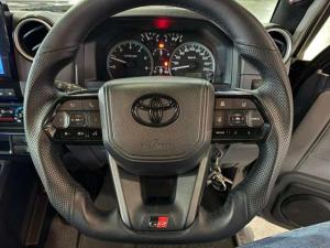 Toyota Landcruiser 76 2.8 GD-6 VX S/W automatic - Image 17