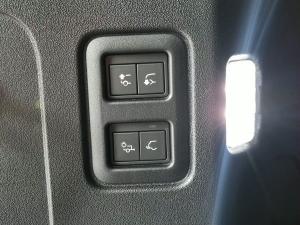 Land Rover Defender 110 D300 X-Dynamic HSE - Image 7
