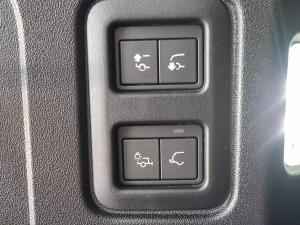 Land Rover Defender 110 D350 X-Dynamic HSE - Image 17