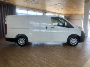Toyota Quantum 2.8 LWB panel van manual - Image 5
