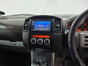 Nissan Navara 2.5dCi double cab 4x4 Safari auto - Image 12