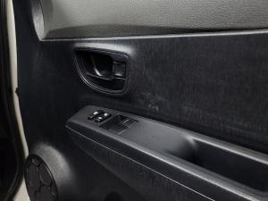Toyota Yaris 3-door 1.3 Xi - Image 10