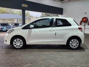 Toyota Yaris 3-door 1.3 Xi - Image 5