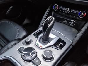 Alfa Romeo Stelvio 2.0T Veloce Q4 - Image 23