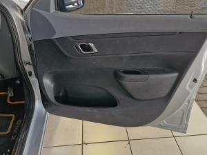 Renault Kwid 1.0 Techno auto - Image 10