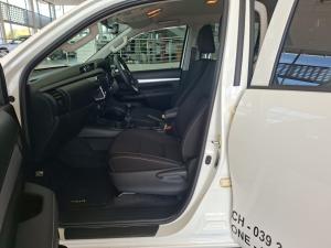 Toyota Hilux 2.4GD-6 double cab 4x4 Raider manual - Image 7